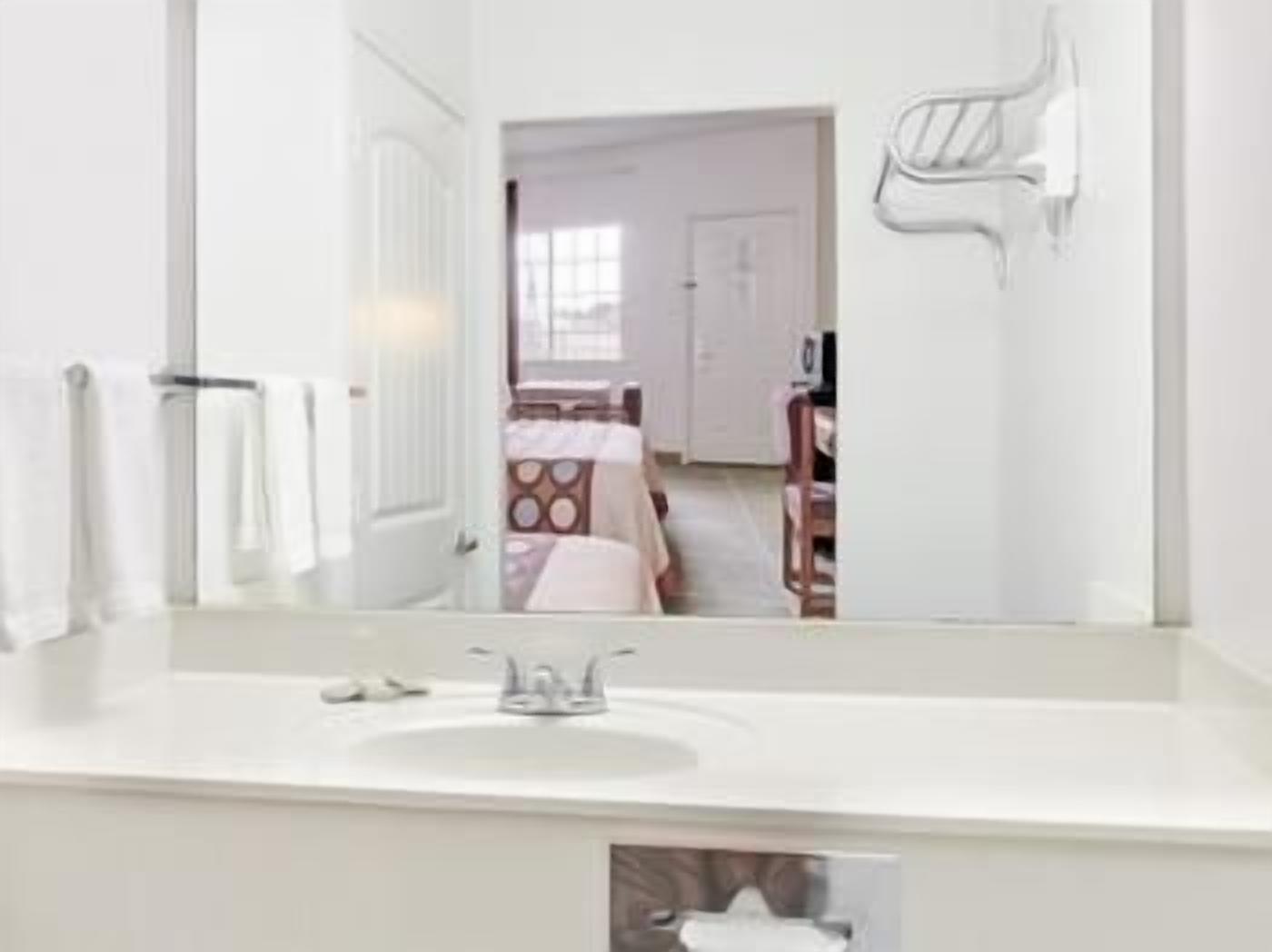 Combined shower/tub, free toiletries, towels