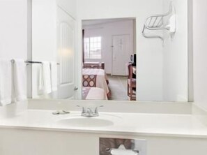 Combined shower/tub, free toiletries, towels - Scottish Inns & Suites Forney/East Dallas (Forney)