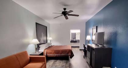 Super 8 by Wyndham Forney/East Dallas