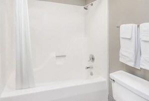 シャワー付き浴槽、バスアメニティ (無料)、タオル