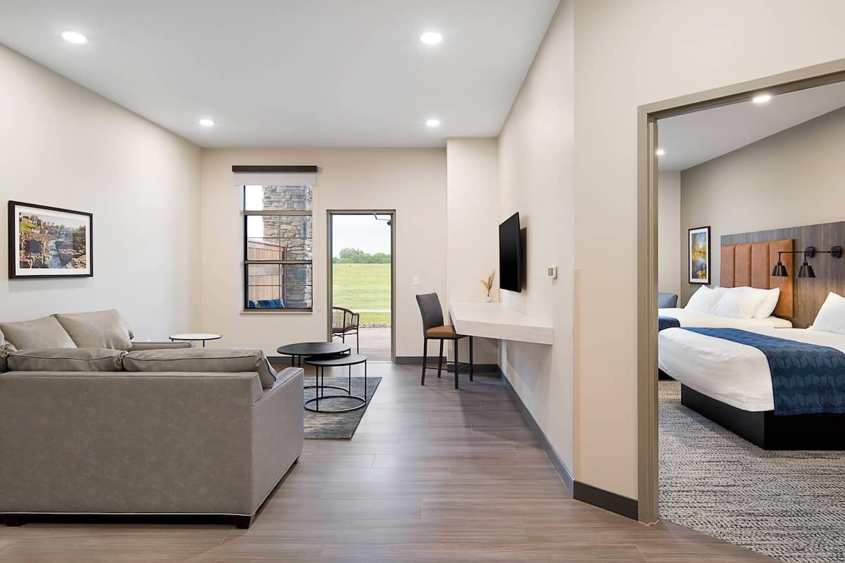 Suite, 2 Queen Beds (Courtyard) | Living area