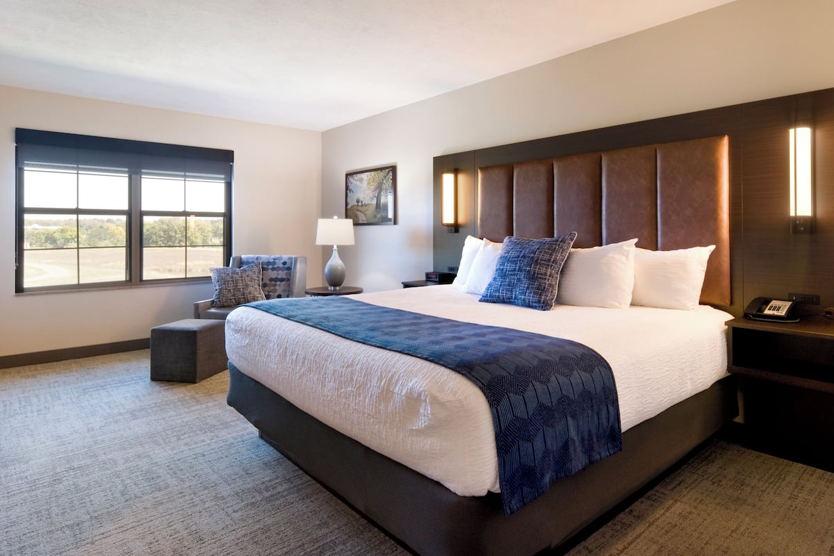 Premium bedding, in-room safe, desk, iron/ironing board