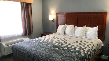 Standard Room, 1 King Bed | In-room safe, blackout drapes, iron/ironing board, free WiFi