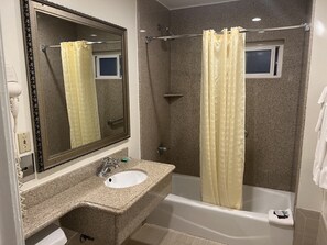 Free toiletries, towels - Redondo Inn and Suites (Redondo Beach)