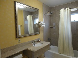 Free toiletries, towels - Redondo Inn and Suites (Redondo Beach)