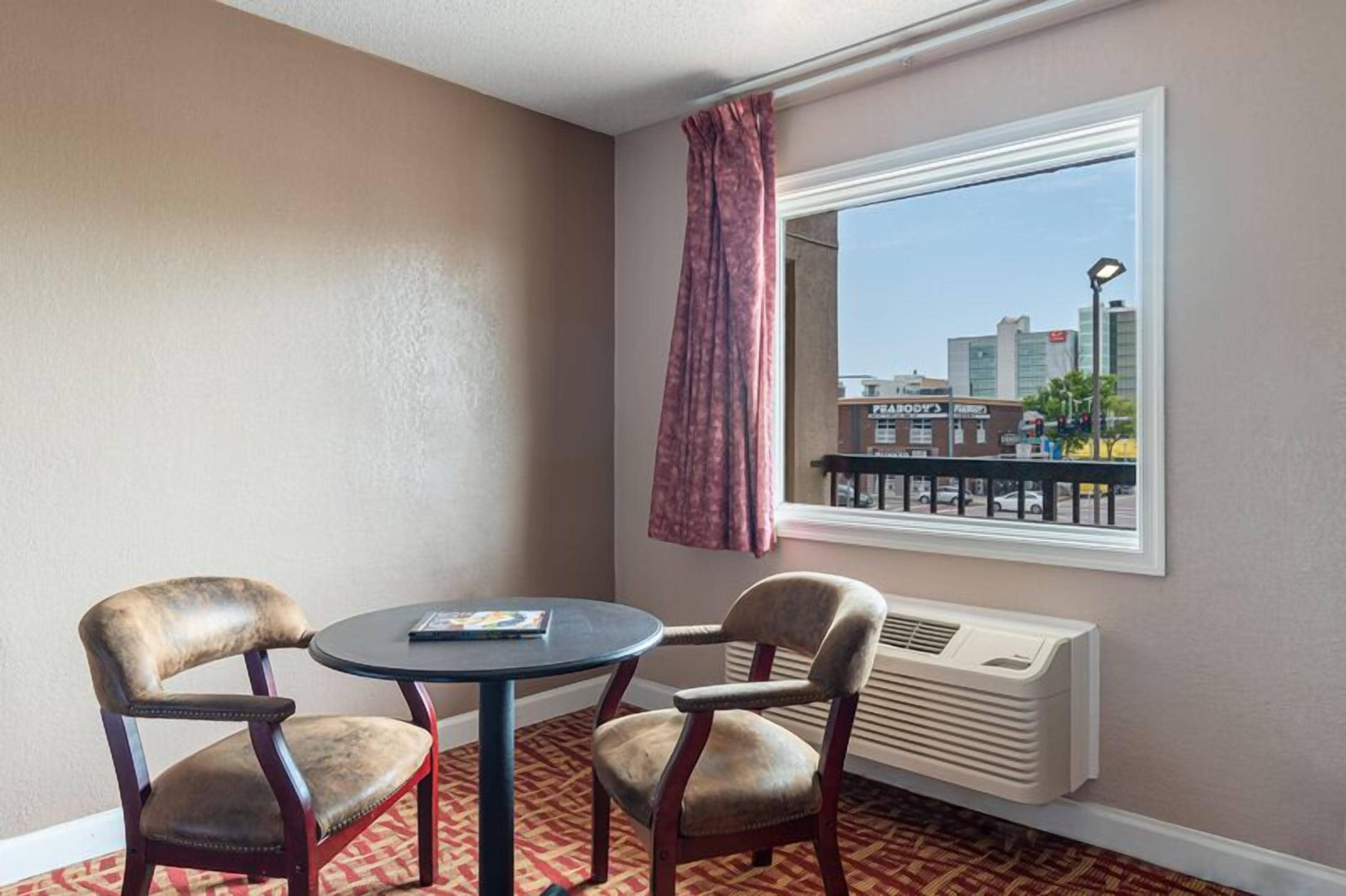 Standard Room, 1 King Bed, Non Smoking | Living area | 28-inch flat-screen TV with cable channels, TV