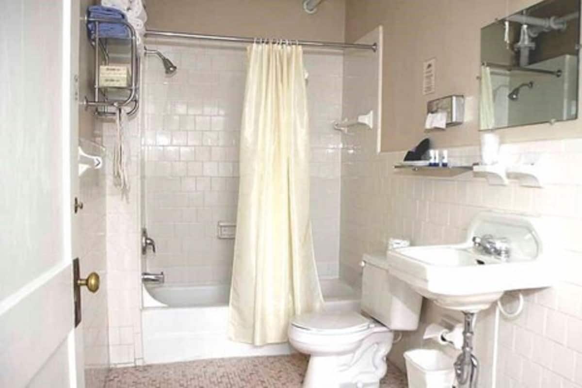 Un baño con bañera, inodoro y lavabo.