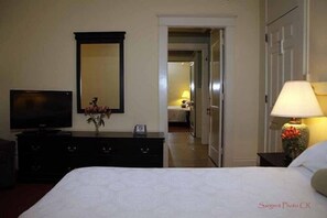 Escritorio, tabla de planchar con plancha, cuna de viaje y wifi gratis 