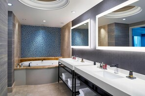 Ensemble douche/baignoire, articles de toilette gratuits, sèche-cheveux