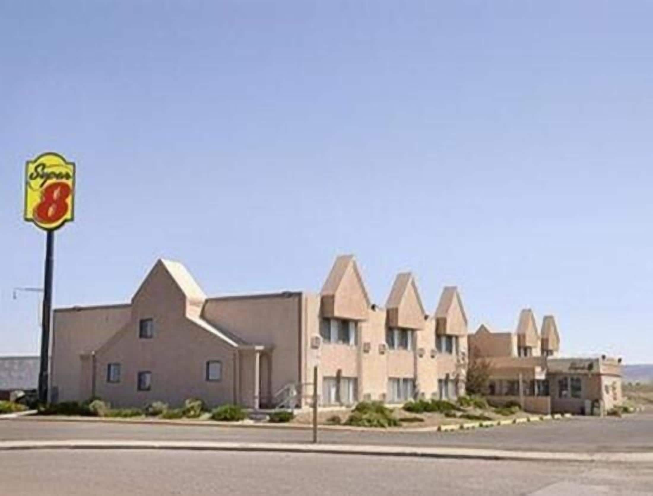 Ein Motel mit markanter Architektur, das sich durch mehrere Spitzbögen und ein zentrales Gebäude mit flachem Dach auszeichnet.