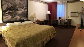 Room, 1 King Bed, Non Smoking | Blackout curtains, iron/ironing board, cots/infant beds, rollaway beds