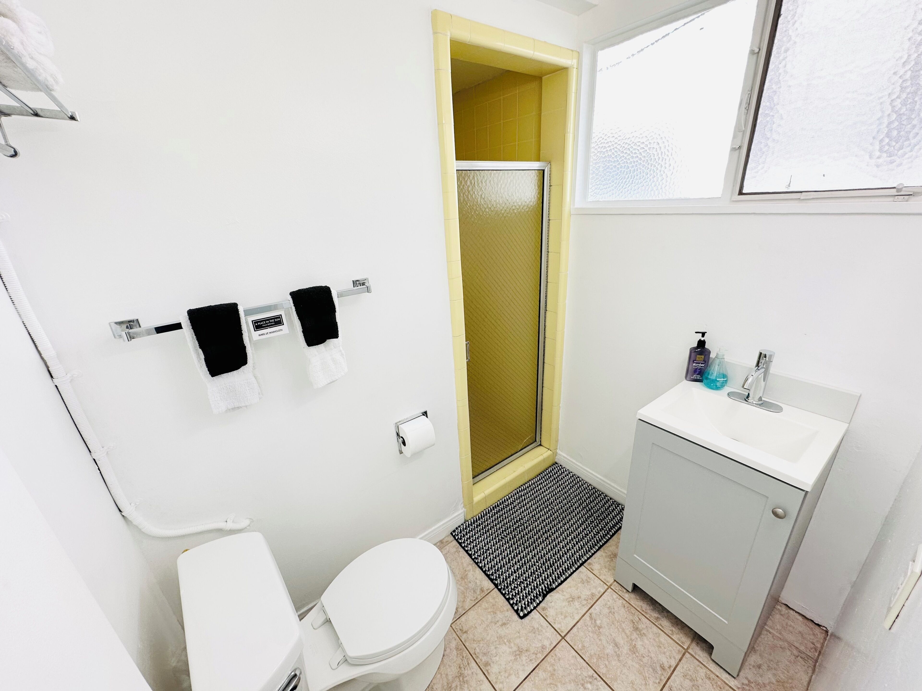 Un baño con inodoro, lavabo y ducha.