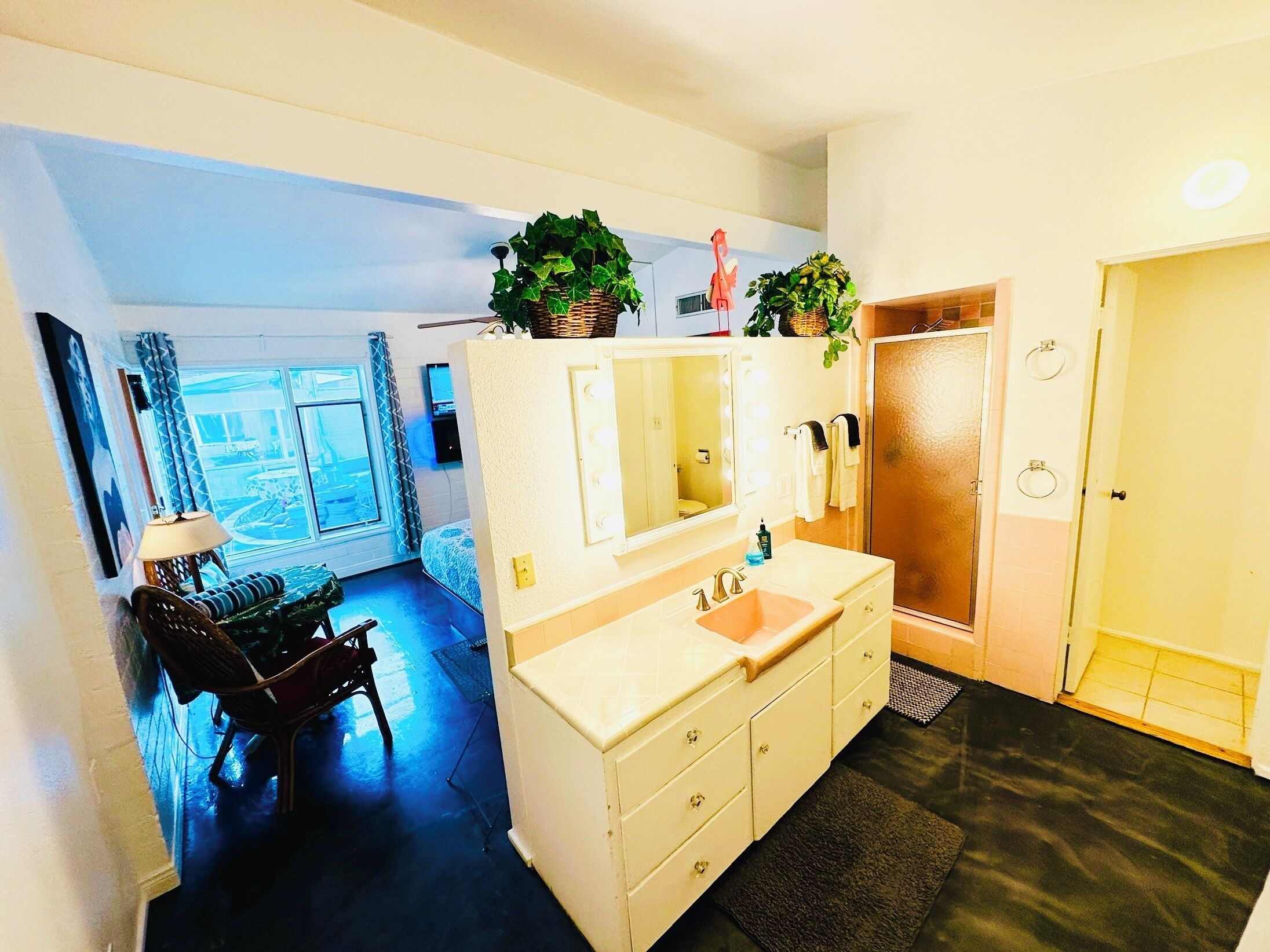 king studio | bathroom | free toiletries, hair dryer, towels, soap