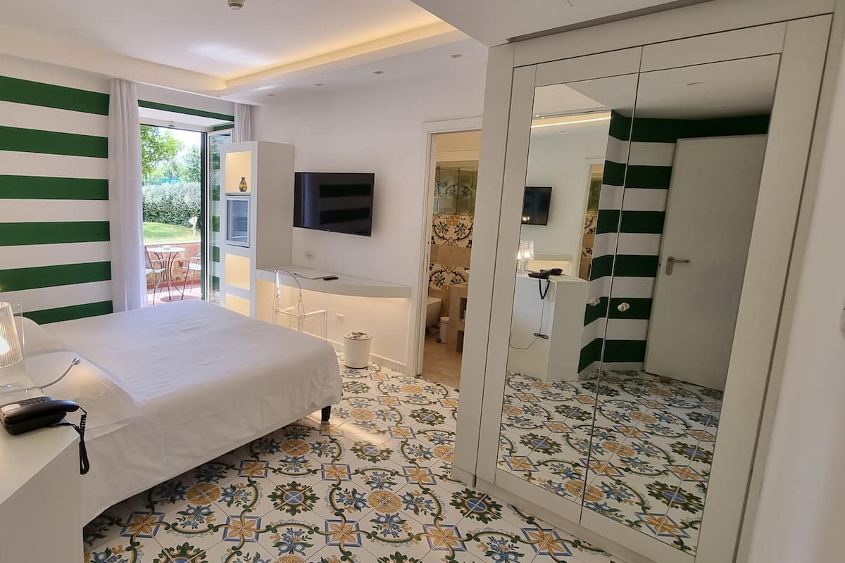 Camera Classic, patio | Donzen dekbedden, een minibar, een kluis op de kamer, een bureau