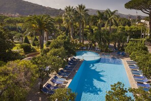 Quarto casal ou duplo conforto, vista para a piscina, ao lado da piscina | Edredons de pluma, frigobar, cofres nos quartos, escrivaninha