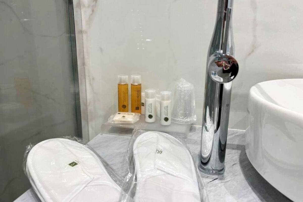 deluxe double or twin room | bathroom | jetted bath, rainfall showerhead, free toiletries, hair dryer