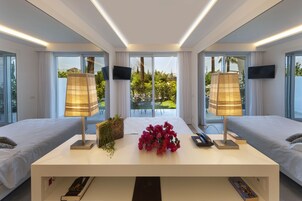 Camera Classic, patio | Copriletto in piuma, minibar, una cassaforte in camera, una scrivania