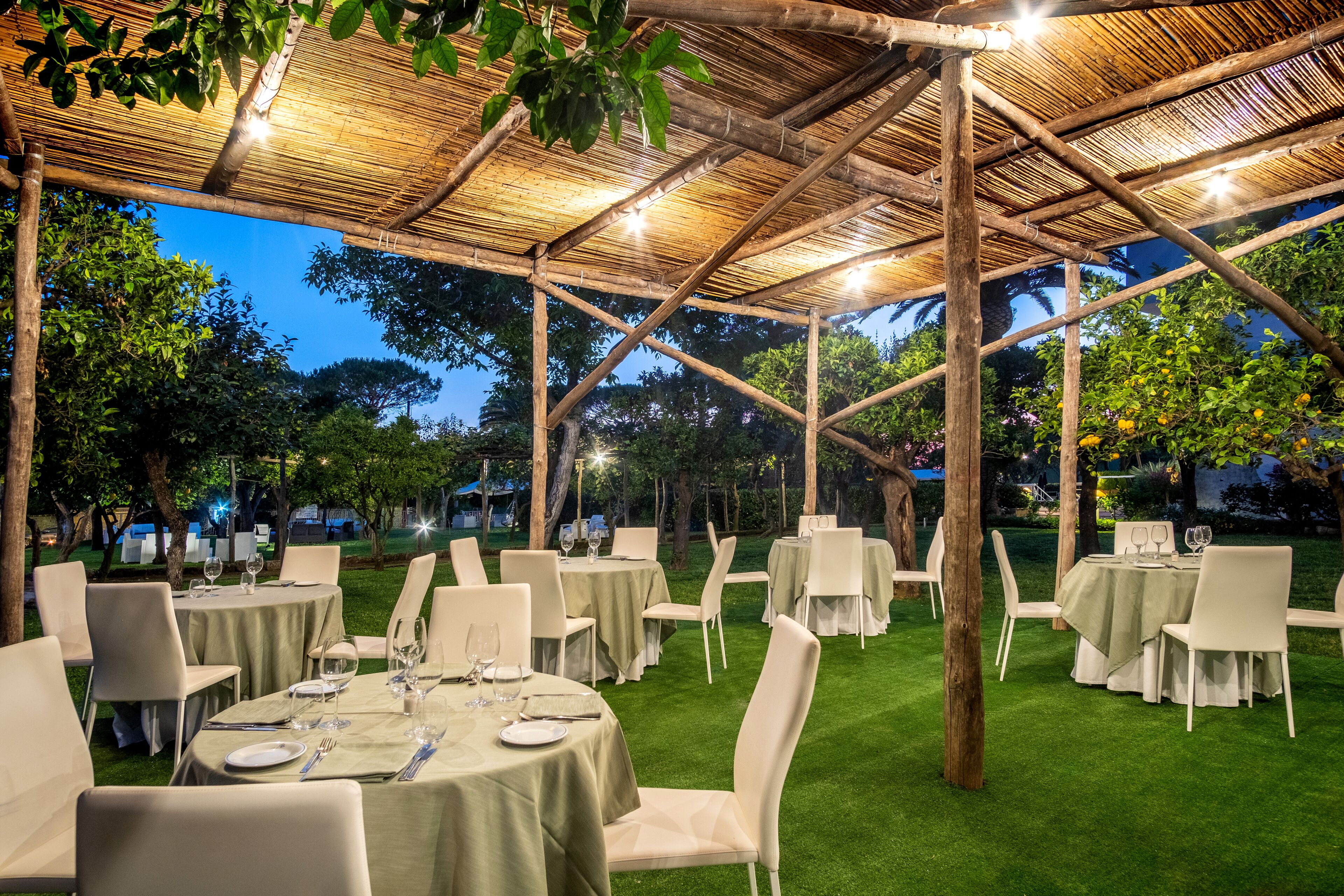 Se sirven cenas y cocina mediterránea; con vista al jardín 