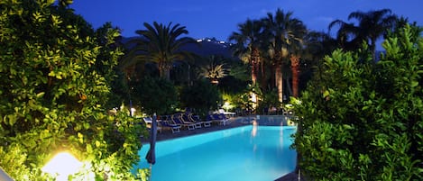 Piscine extérieure (ouverte en saison), parasols de plage