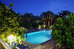 Sæsonbestemt udendørs pool, åben fra kl. 09.00 til kl. 19.00, parasoller