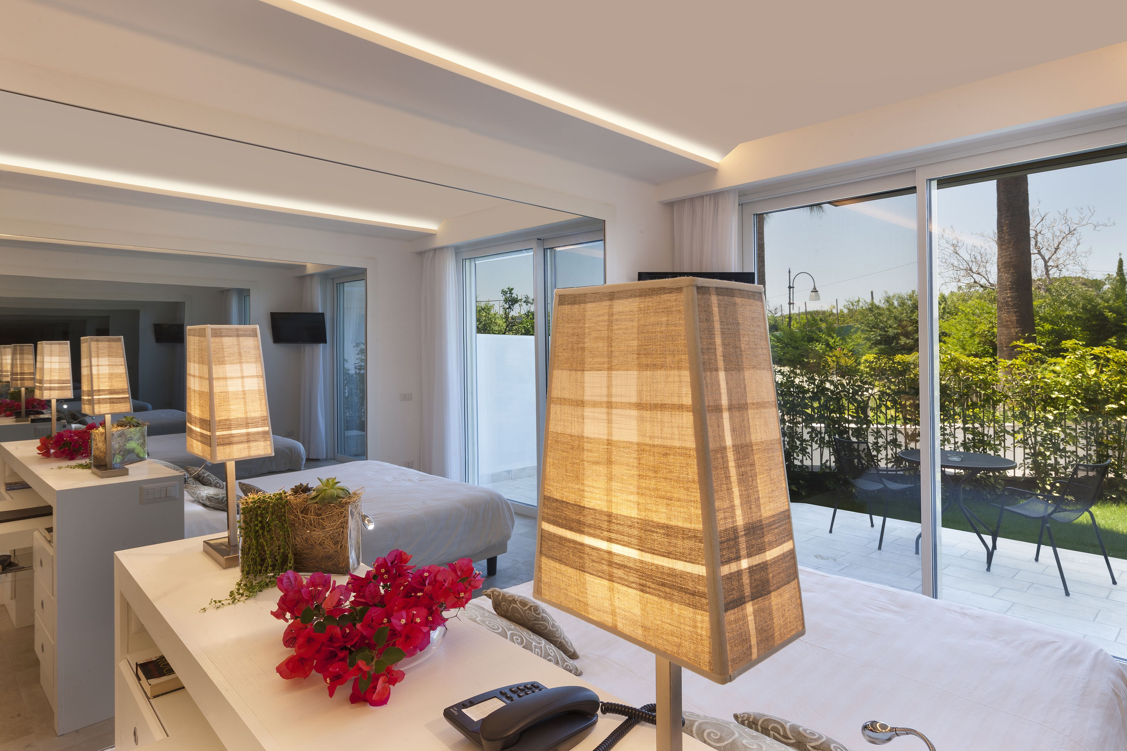 camera classic, patio | down duvets, minibar, in-room safe, desk