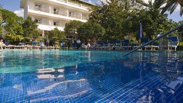 Außenpool (je nach Saison geöffnet), Sonnenschirme, Liegestühle