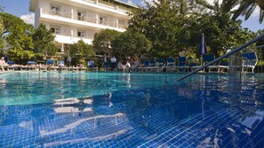 Piscina externa sazonal, funciona das 9h às 19h, guarda-sóis