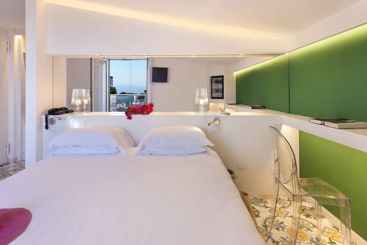 Panorama tweepersoonskamer, balkon | Donzen dekbedden, een minibar, een kluis op de kamer, een bureau