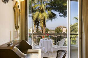 Doppia panoramica, balcone | Copriletto in piuma, minibar, una cassaforte in camera, una scrivania