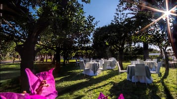 DĂźner servi sur place, vue sur le jardin