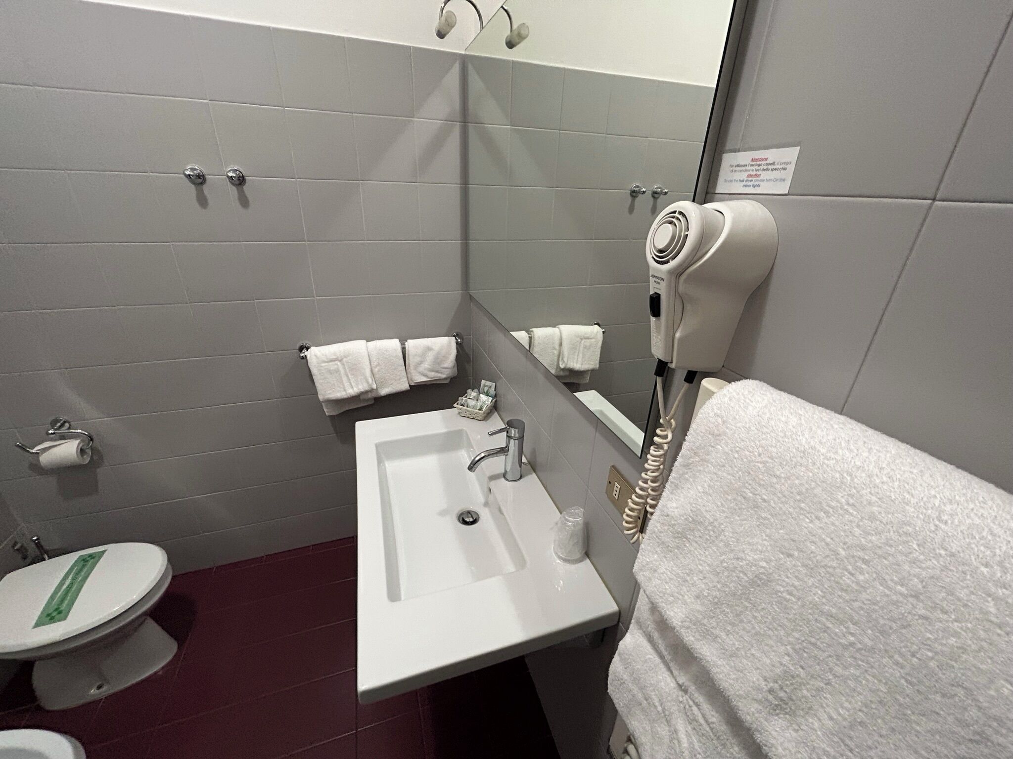 smart-small double | bathroom | shower, hair dryer, bidet, towels