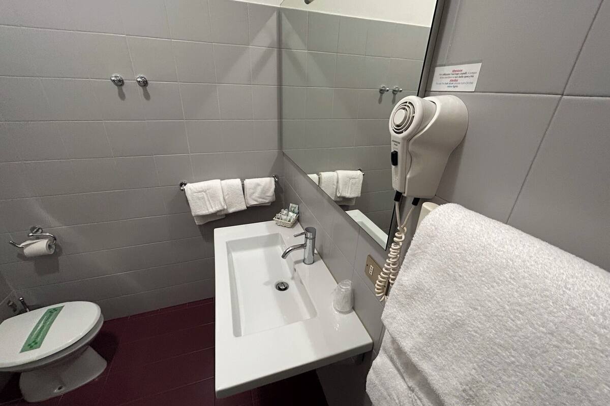 smart-small double | bathroom | shower, hair dryer, bidet, towels