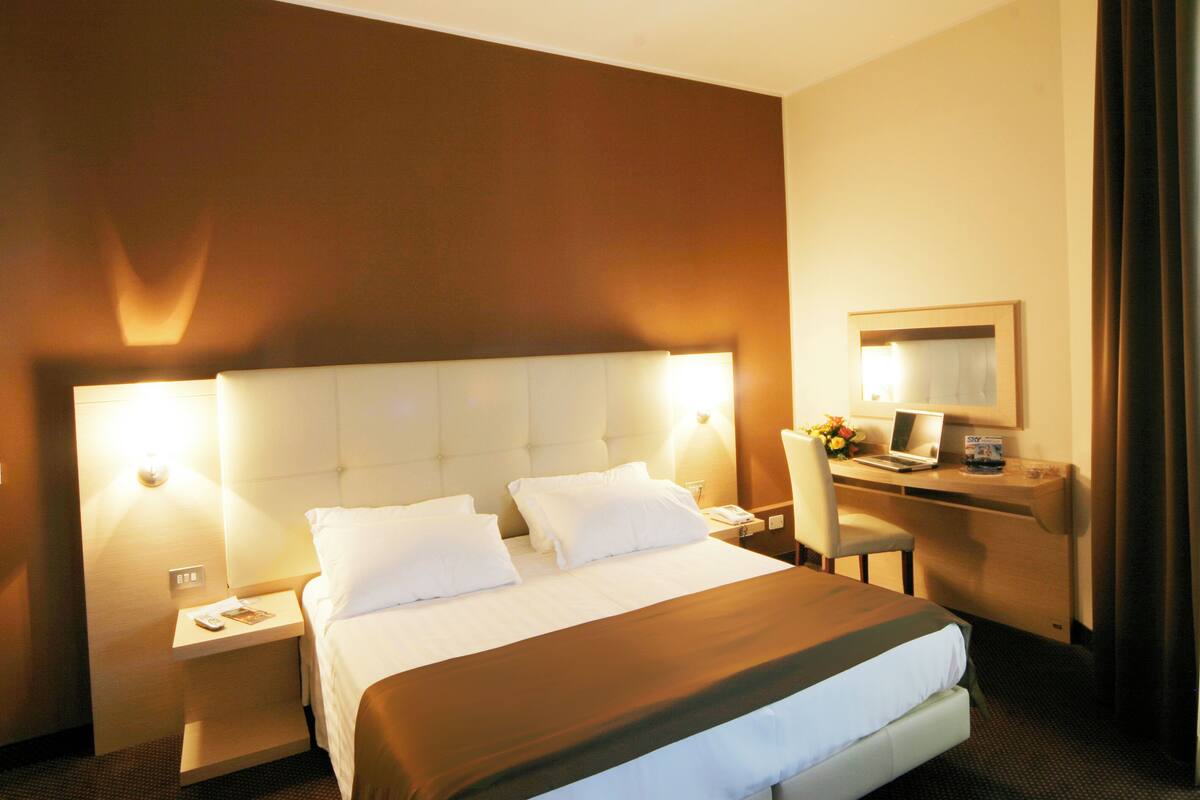 1 bedroom, hypo-allergenic bedding, down duvets, minibar