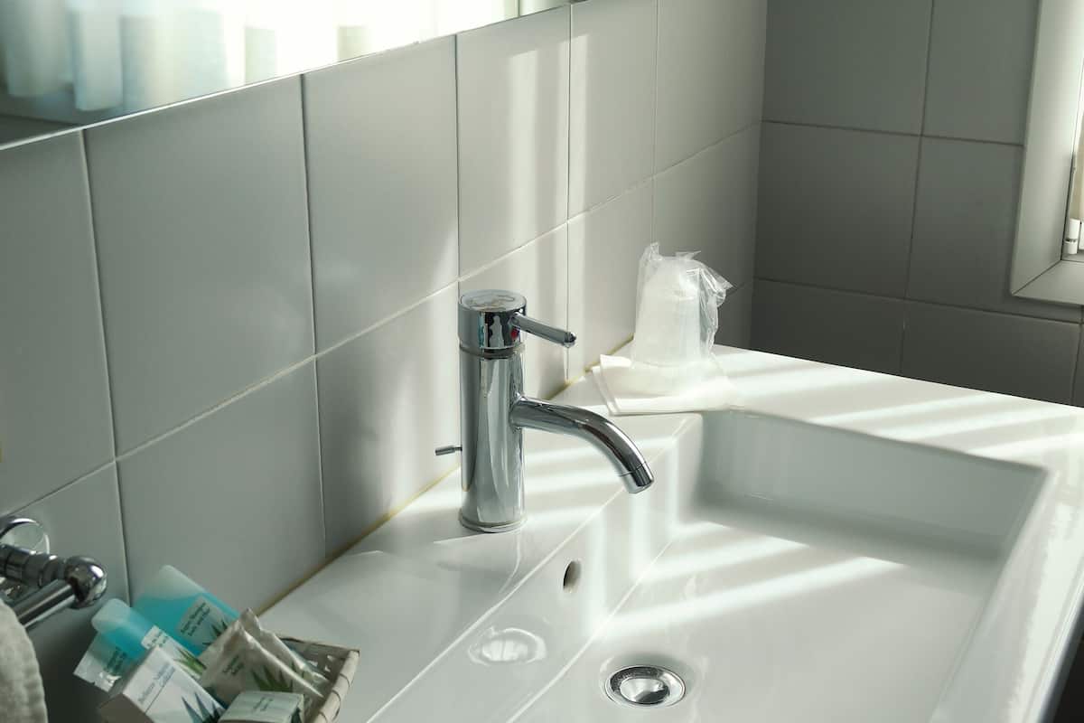 economy single room | bathroom | shower, hair dryer, bidet, towels