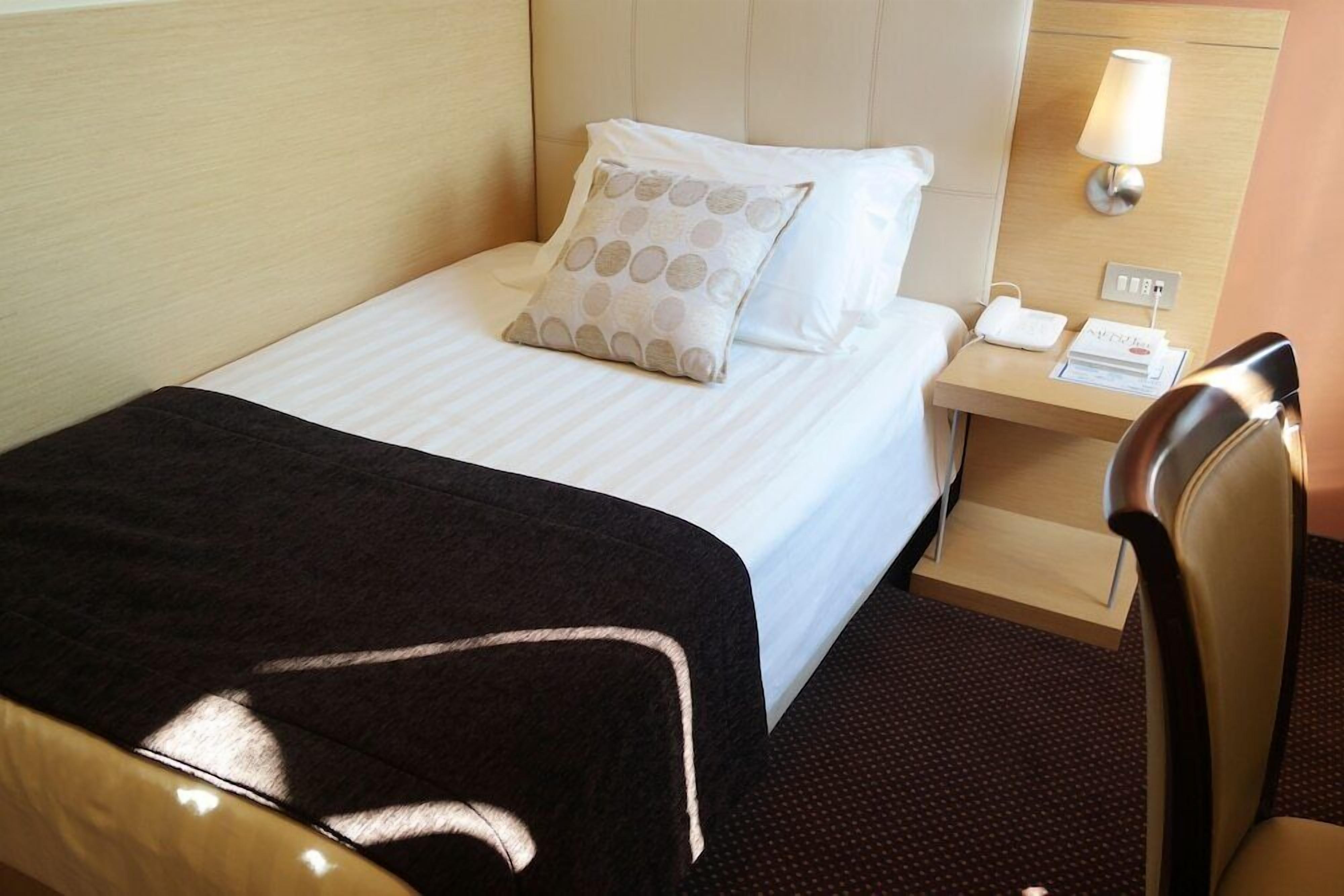 Hypo-allergenic bedding, down comforters, minibar, in-room safe