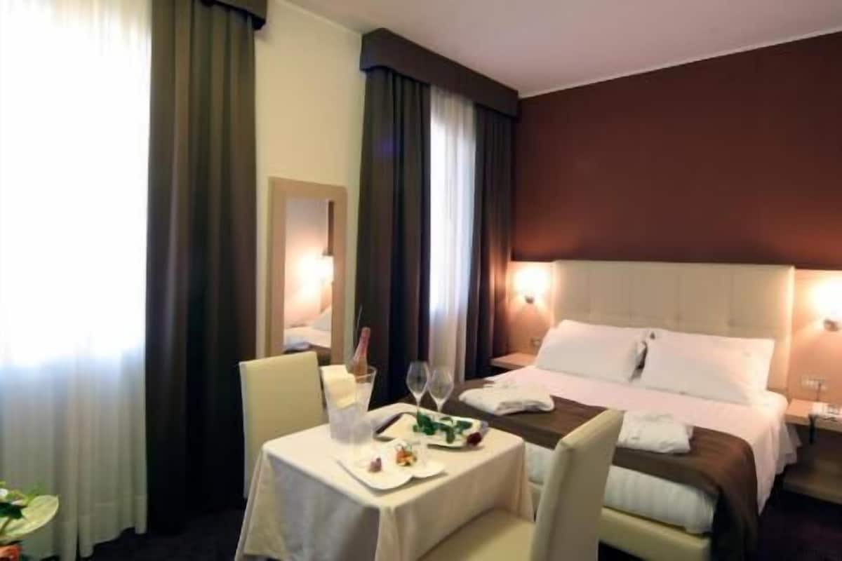 Hypo-allergenic bedding, down comforters, minibar, in-room safe