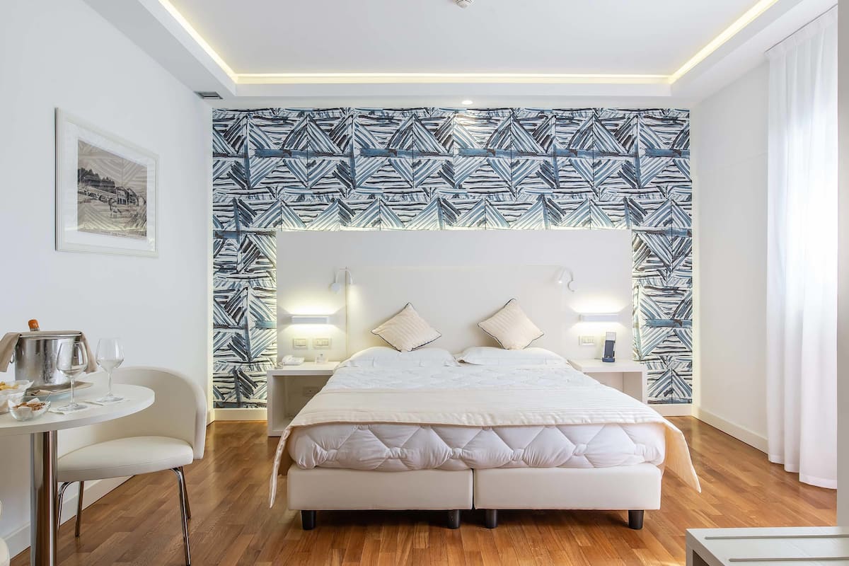 Luxe beddengoed, een minibar, een kluis op de kamer