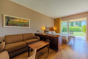 Suite – junior, hageutsikt | Dundyner, minibar, safe på rommet og skrivebord