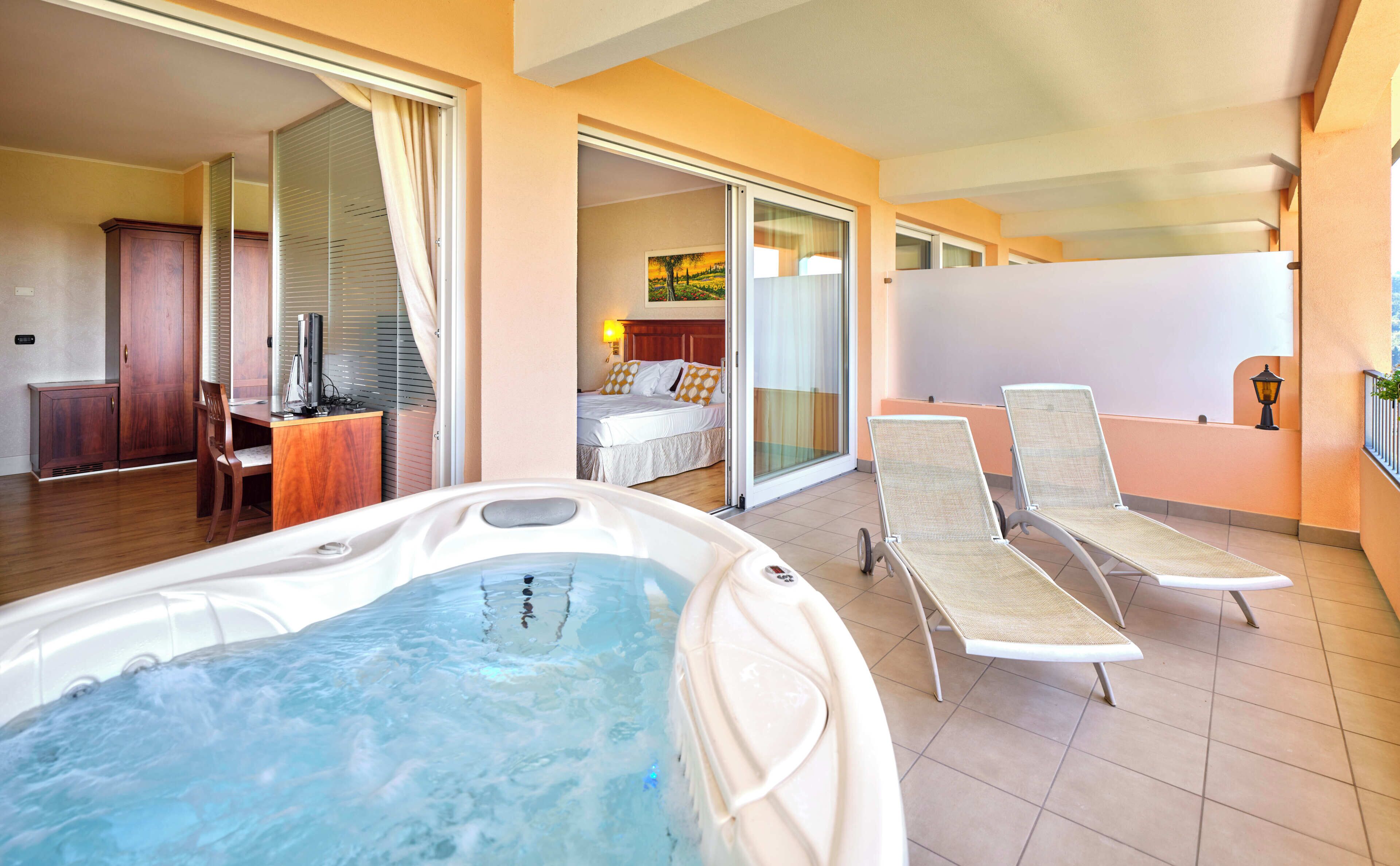 Suite con Vasca Idromassaggio | Down duvets, minibar, in-room safe, desk