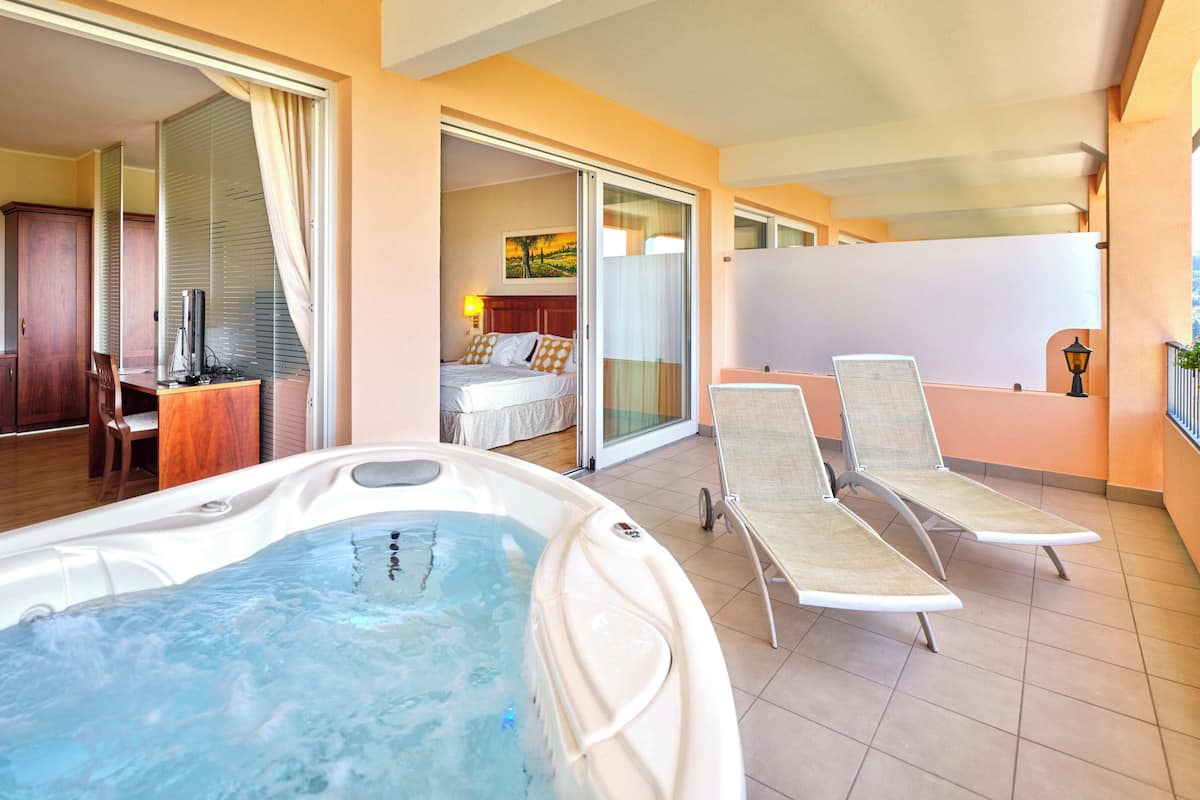 Suite con Vasca Idromassaggio | Down duvets, minibar, in-room safe, desk