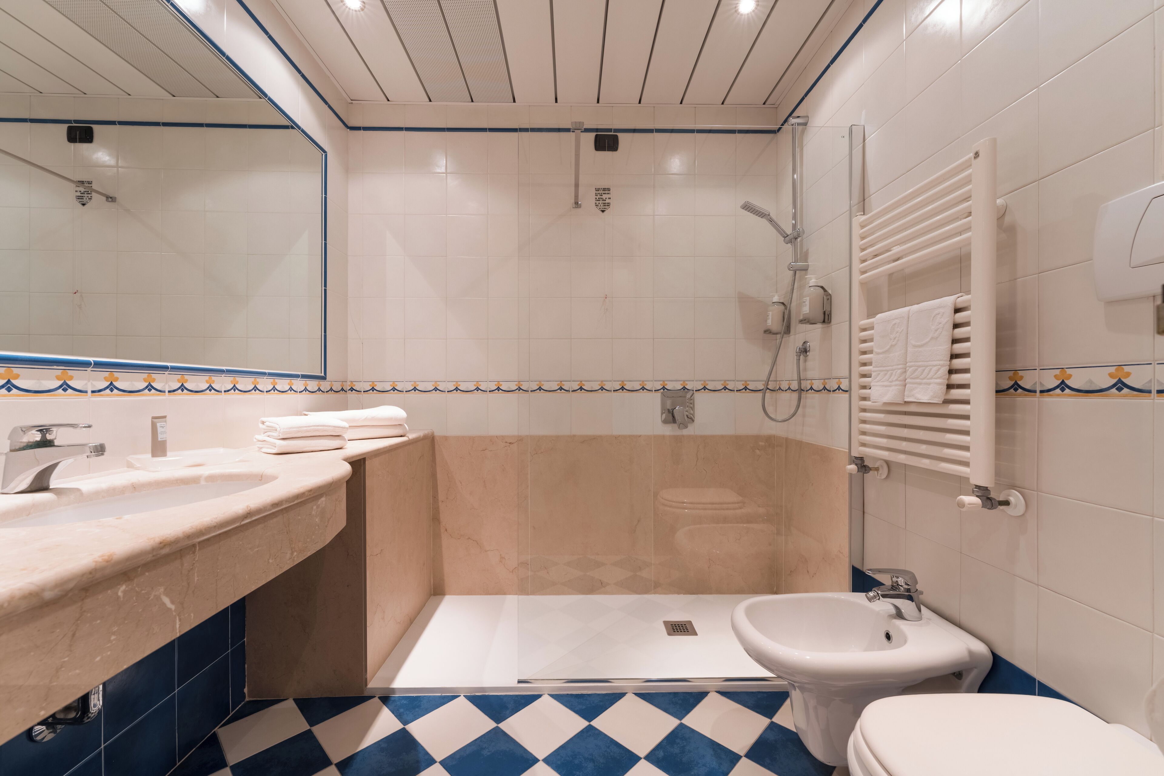 Ein Badezimmer mit Waschbecken, Bidet und Toilette.