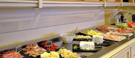 Ein reichhaltiges Buffet mit Käse, Fleischwaren und Obst.