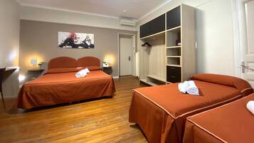 Camera quadrupla | Una cassaforte in camera, una scrivania, Wi-Fi gratuito, lenzuola