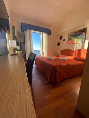 ダブルルーム シービュー | セーフティボックス (室内)、デスク、WiFi (無料)、ベッドシーツ