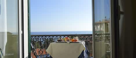 Chambre double, vue sur la mer | Coffre-fort, bureau, accĂšs au Wi-Fi (inclus), literie fournie
