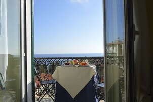 Quarto casal, vista para o mar | Cofres nos quartos, escrivaninha, Wi-Fi de cortesia, roupa de cama