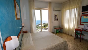 Superior Double Room, Balcony, Sea View | Peti besi dalam bilik, meja, seterika/papan seterika, Wi-fi percuma