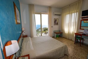 خزنة داخل الغرفة ومكتب ومكواة/لوح كي وواي فاي مجانًا