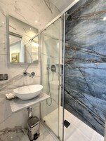 Standard Single Room | Bathroom | Shower, free toiletries, hair dryer, bidet