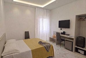 Minibar, caja de seguridad en la habitación y escritorio 